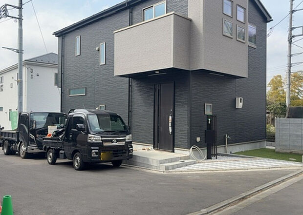 住宅用の土地では前面道路に2m以上接していなければならないと法律で定められています。しかし、お持ちの車のサイズやライフスタイルなどにより、2mでは利便が悪い場合もございますので、事前に確認しましょう。