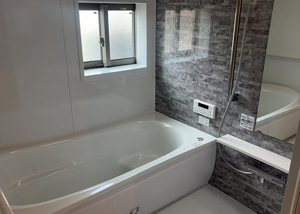 入浴時の快適さも大事なことですが、綺麗な状態を維持できなければ気持ちよく入浴できません。毎日の掃除が楽という点は大事なポイントになります！カビが生えにくく掃除がしやすい、壁や浴槽を選ぶといいでしょう。