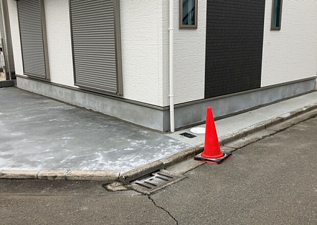 木造住宅とは土台、壁、柱など建築物の強度を支える構造体の材に木が使用されている構造を指します。構造体は建物の自重を支えるだけではなく風圧や水圧、積裁荷重などあらゆる衝撃に耐えるための基礎です。