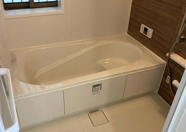 入浴時の快適さも大事なことですが、綺麗な状態を維持できなければ気持ちよく入浴できません。毎日の掃除が楽という点は大事なポイントになります！カビが生えにくく掃除がしやすい、壁や浴槽を選ぶといいでしょう。