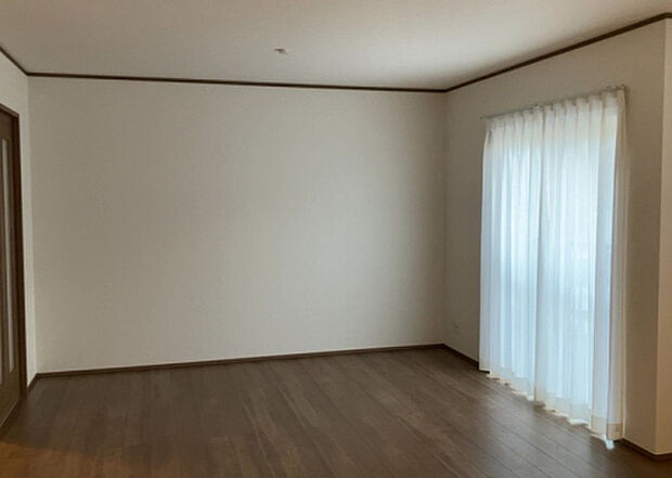 リビングの間取りの種類は大きくわけてリビングとダイニングが別になっているタイプ、リビングダイニング一体型です。どちらも一長一短ですので、家を選ぶ時はその両面をチェックして決めるようにしましょう。