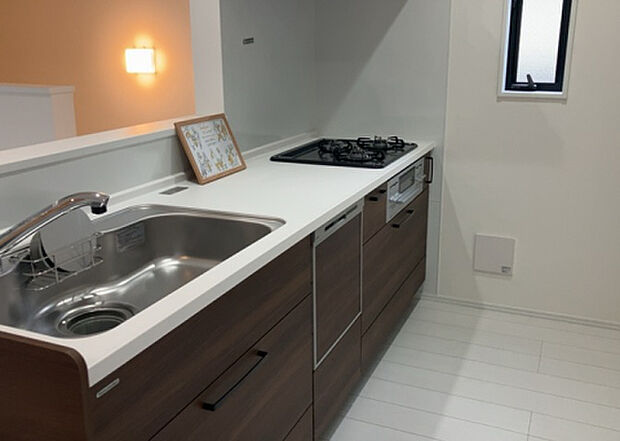 標準的なシステムキッチンの横幅は、165cm～300cm程度です。2100・2400・2550・2700などミリ単位で表記されます。普段どのように料理をするのかを想定しながら合ったサイズを選びましょう