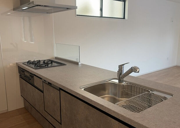 標準的なシステムキッチンの横幅は、165cm~300cm程度です。2100・2400・2550・2700などミリ単位で表記されます。普段どのように料理をするのかを想定しながら合ったサイズを選びましょう