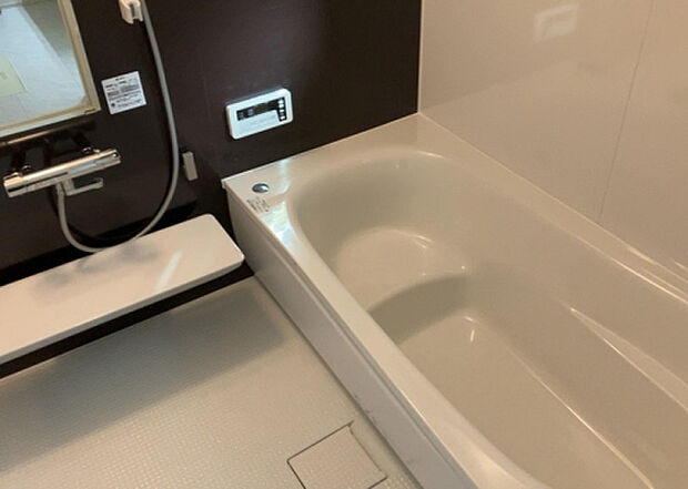 入浴時の快適さも大事なことですが、綺麗な状態を維持できなければ気持ちよく入浴できません。毎日の掃除が楽という点は大事なポイントになります！カビが生えにくく掃除がしやすい、壁や浴槽を選ぶといいでしょう。