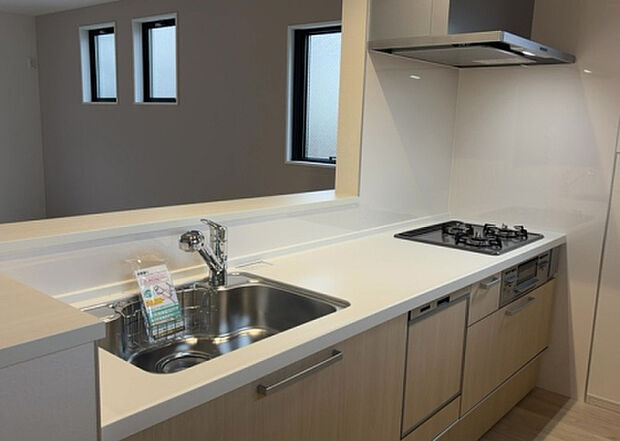 標準的なシステムキッチンの横幅は、165cm～300cm程度です。2100・2400・2550・2700などミリ単位で表記されます。普段どのように料理をするのかを想定しながら合ったサイズを選びましょう