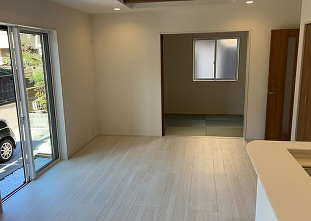 リビングの間取りの種類は大きくわけてリビングとダイニングが別になっているタイプ、リビングダイニング一体型です。どちらも一長一短ですので、家を選ぶ時はその両面をチェックして決めるようにしましょう。