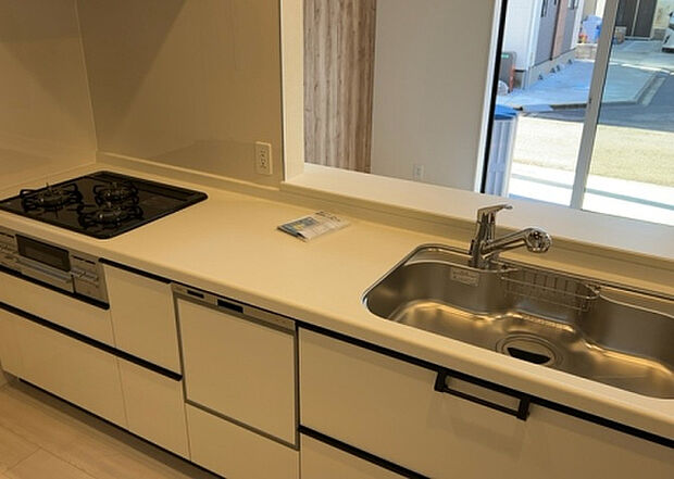 標準的なシステムキッチンの横幅は、165cm～300cm程度です。2100・2400・2550・2700などミリ単位で表記されます。普段どのように料理をするのかを想定しながら合ったサイズを選びましょう