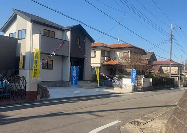 住宅用の土地では前面道路に2m以上接していなければならないと法律で定められています。しかし、お持ちの車のサイズやライフスタイルなどにより、2mでは利便が悪い場合もございますので、事前に確認しましょう。