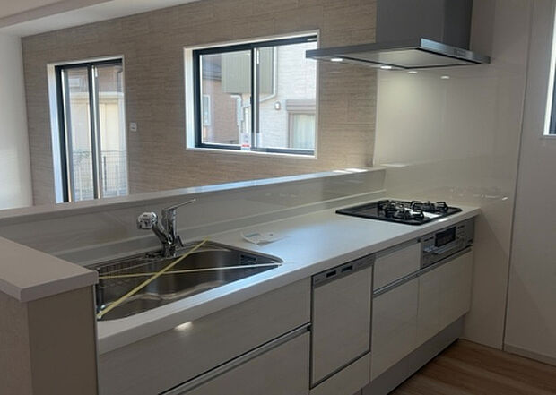 標準的なシステムキッチンの横幅は、165cm～300cm程度です。2100・2400・2550・2700などミリ単位で表記されます。普段どのように料理をするのかを想定しながら合ったサイズを選びましょう