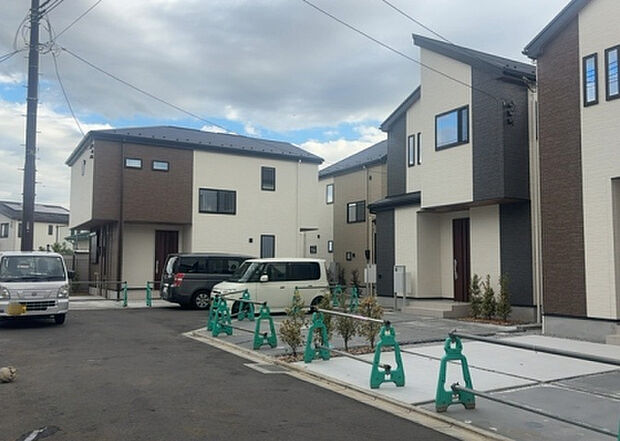 住宅用の土地では前面道路に2m以上接していなければならないと法律で定められています。しかし、お持ちの車のサイズやライフスタイルなどにより、2mでは利便が悪い場合もございますので、事前に確認しましょう。