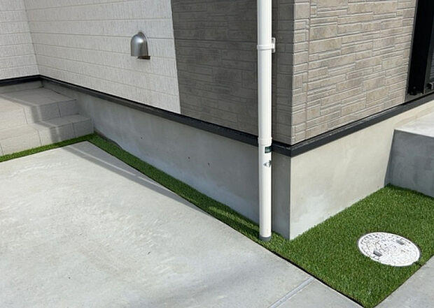 木造住宅とは土台、壁、柱など建築物の強度を支える構造体の材に木が使用されている構造を指します。構造体は建物の自重を支えるだけではなく風圧や水圧、積裁荷重などあらゆる衝撃に耐えるための基礎です。