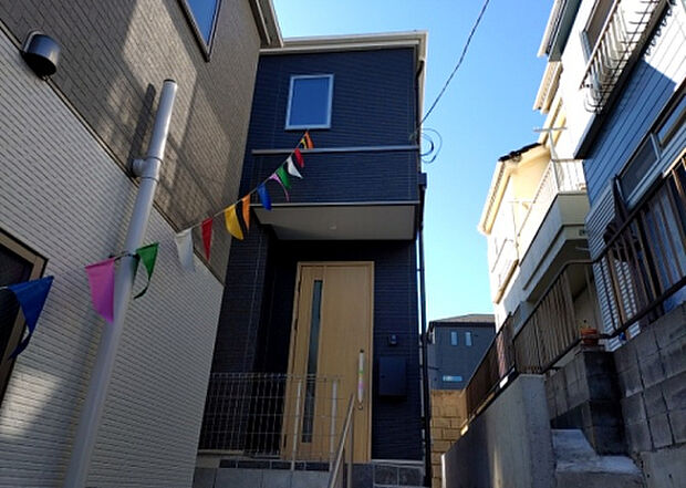 ついに完成致しました！現地をご見学に行く際は、道路の幅や周辺の交通量、施設などをご確認頂くことをおすすめします！物件の流れが早いため、内見をしたい方はお早めに当社営業までお問い合わせ頂きご予約下さい！