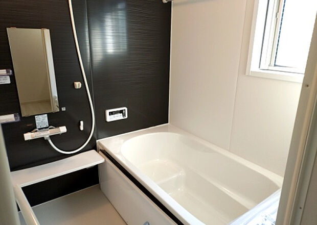 入浴時の快適さも大事なことですが、綺麗な状態を維持できなければ気持ちよく入浴できません。毎日の掃除が楽という点は大事なポイントになります！カビが生えにくく掃除がしやすい、壁や浴槽を選ぶといいでしょう。