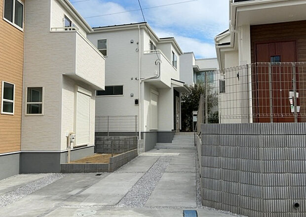 住宅用の土地では前面道路に2m以上接していなければならないと法律で定められています。しかし、お持ちの車のサイズやライフスタイルなどにより、2mでは利便が悪い場合もございますので、事前に確認しましょう。