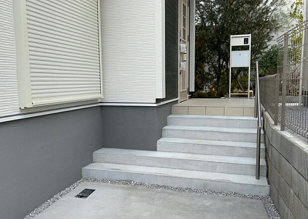 木造住宅とは土台、壁、柱など建築物の強度を支える構造体の材に木が使用されている構造を指します。構造体は建物の自重を支えるだけではなく風圧や水圧、積裁荷重などあらゆる衝撃に耐えるための基礎です。