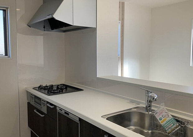 標準的なシステムキッチンの横幅は、165cm~300cm程度です。2100・2400・2550・2700などミリ単位で表記されます。普段どのように料理をするのかを想定しながら合ったサイズを選びましょう