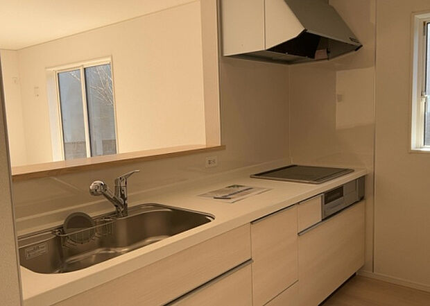 標準的なシステムキッチンの横幅は、165cm～300cm程度です。2100・2400・2550・2700などミリ単位で表記されます。普段どのように料理をするのかを想定しながら合ったサイズを選びましょう