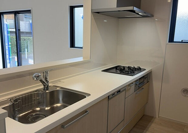 標準的なシステムキッチンの横幅は、165cm～300cm程度です。2100・2400・2550・2700などミリ単位で表記されます。普段どのように料理をするのかを想定しながら合ったサイズを選びましょう