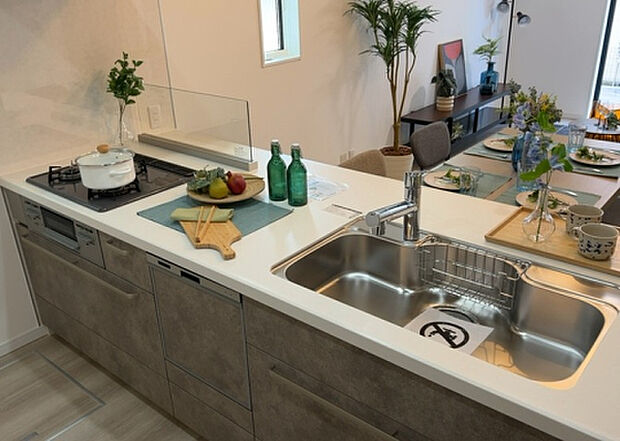 標準的なシステムキッチンの横幅は、165cm~300cm程度です。2100・2400・2550・2700などミリ単位で表記されます。普段どのように料理をするのかを想定しながら合ったサイズを選びましょう