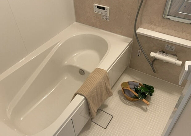 入浴時の快適さも大事なことですが、綺麗な状態を維持できなければ気持ちよく入浴できません。毎日の掃除が楽という点は大事なポイントになります!カビが生えにくく掃除がしやすい、壁や浴槽を選ぶといいでしょう。