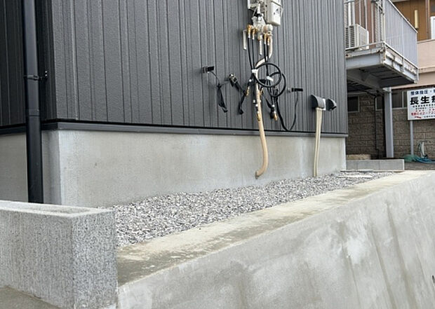 木造住宅とは土台、壁、柱など建築物の強度を支える構造体の材に木が使用されている構造を指します。構造体は建物の自重を支えるだけではなく風圧や水圧、積裁荷重などあらゆる衝撃に耐えるための基礎です。