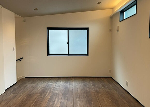 リビングの間取りの種類は大きくわけてリビングとダイニングが別になっているタイプ、リビングダイニング一体型です。どちらも一長一短ですので、家を選ぶ時はその両面をチェックして決めるようにしましょう。