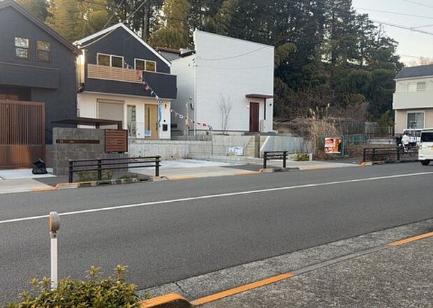 住宅用の土地では前面道路に2m以上接していなければならないと法律で定められています。しかし、お持ちの車のサイズやライフスタイルなどにより、2mでは利便が悪い場合もございますので、事前に確認しましょう。