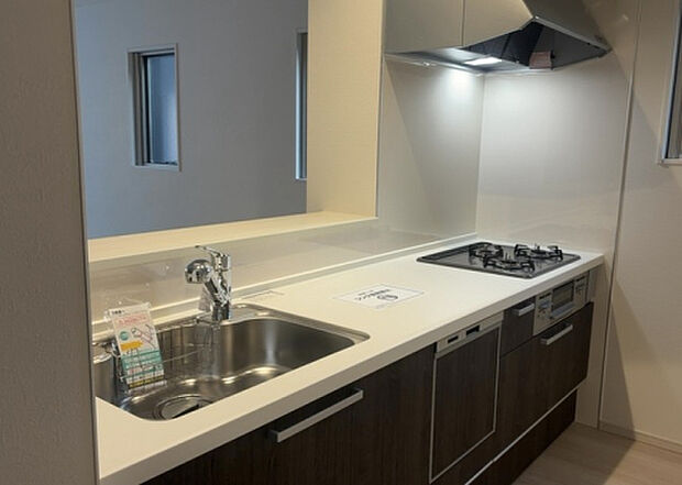 標準的なシステムキッチンの横幅は、165cm~300cm程度です。2100・2400・2550・2700などミリ単位で表記されます。普段どのように料理をするのかを想定しながら合ったサイズを選びましょう