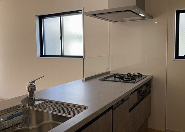 標準的なシステムキッチンの横幅は、165cm～300cm程度です。2100・2400・2550・2700などミリ単位で表記されます。普段どのように料理をするのかを想定しながら合ったサイズを選びましょう