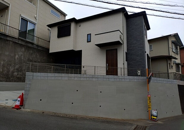 住宅用の土地では前面道路に2m以上接していなければならないと法律で定められています。しかし、お持ちの車のサイズやライフスタイルなどにより、2mでは利便が悪い場合もございますので、事前に確認しましょう。