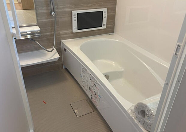 入浴時の快適さも大事なことですが、綺麗な状態を維持できなければ気持ちよく入浴できません。毎日の掃除が楽という点は大事なポイントになります！カビが生えにくく掃除がしやすい、壁や浴槽を選ぶといいでしょう。