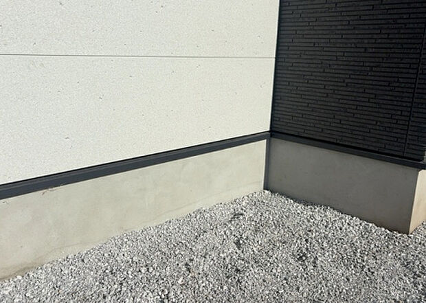 木造住宅とは土台、壁、柱など建築物の強度を支える構造体の材に木が使用されている構造を指します。構造体は建物の自重を支えるだけではなく風圧や水圧、積裁荷重などあらゆる衝撃に耐えるための基礎です。