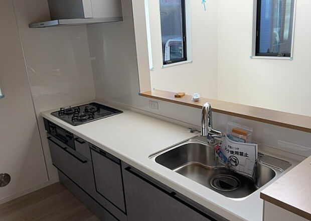 標準的なシステムキッチンの横幅は、165cm~300cm程度です。2100・2400・2550・2700などミリ単位で表記されます。普段どのように料理をするのかを想定しながら合ったサイズを選びましょう