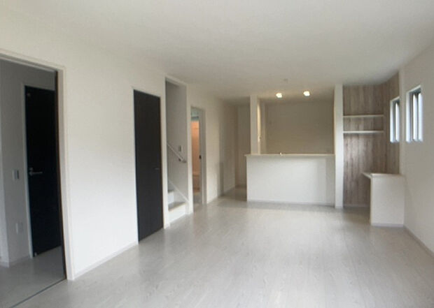 リビングの間取りの種類は大きくわけてリビングとダイニングが別になっているタイプ、リビングダイニング一体型です。どちらも一長一短ですので、家を選ぶ時はその両面をチェックして決めるようにしましょう。