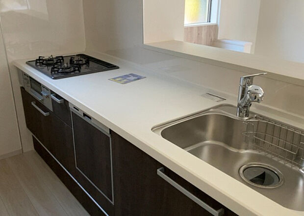 標準的なシステムキッチンの横幅は、165cm～300cm程度です。2100・2400・2550・2700などミリ単位で表記されます。普段どのように料理をするのかを想定しながら合ったサイズを選びましょう