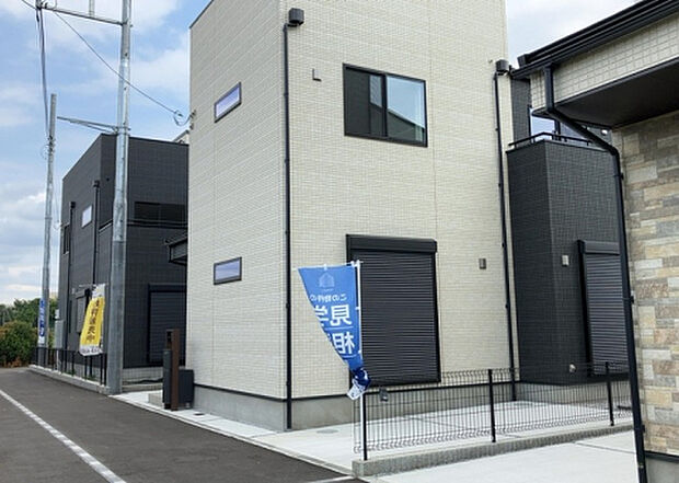 住宅用の土地では前面道路に2m以上接していなければならないと法律で定められています。しかし、お持ちの車のサイズやライフスタイルなどにより、2mでは利便が悪い場合もございますので、事前に確認しましょう。