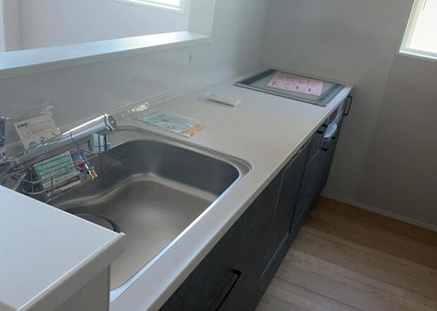 標準的なシステムキッチンの横幅は、165cm～300cm程度です。2100・2400・2550・2700などミリ単位で表記されます。普段どのように料理をするのかを想定しながら合ったサイズを選びましょう