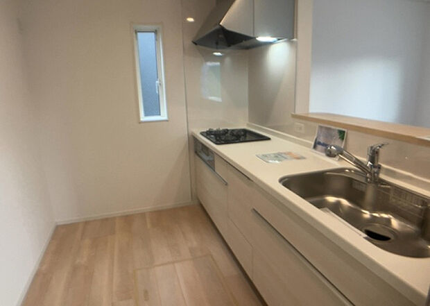 標準的なシステムキッチンの横幅は、165cm~300cm程度です。2100・2400・2550・2700などミリ単位で表記されます。普段どのように料理をするのかを想定しながら合ったサイズを選びましょう