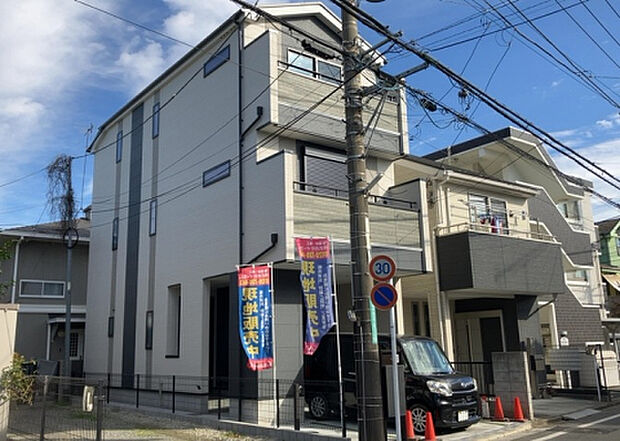 住宅用の土地では前面道路に2m以上接していなければならないと法律で定められています。しかし、お持ちの車のサイズやライフスタイルなどにより、2mでは利便が悪い場合もございますので、事前に確認しましょう。