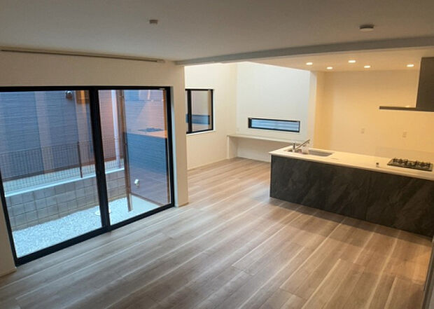 リビングの間取りの種類は大きくわけてリビングとダイニングが別になっているタイプ、リビングダイニング一体型です。どちらも一長一短ですので、家を選ぶ時はその両面をチェックして決めるようにしましょう。