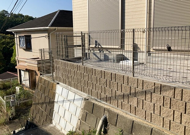 木造住宅とは土台、壁、柱など建築物の強度を支える構造体の材に木が使用されている構造を指します。構造体は建物の自重を支えるだけではなく風圧や水圧、積裁荷重などあらゆる衝撃に耐えるための基礎です。