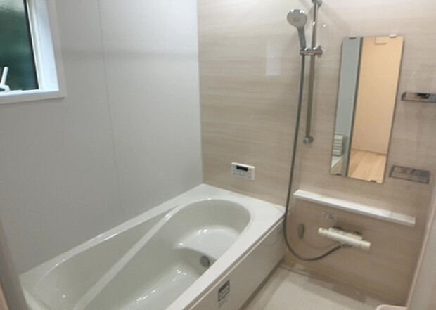 入浴時の快適さも大事なことですが、綺麗な状態を維持できなければ気持ちよく入浴できません。毎日の掃除が楽という点は大事なポイントになります!カビが生えにくく掃除がしやすい、壁や浴槽を選ぶといいでしょう。