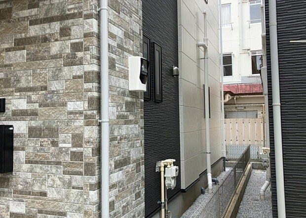 木造住宅とは土台、壁、柱など建築物の強度を支える構造体の材に木が使用されている構造を指します。構造体は建物の自重を支えるだけではなく風圧や水圧、積裁荷重などあらゆる衝撃に耐えるための基礎です。