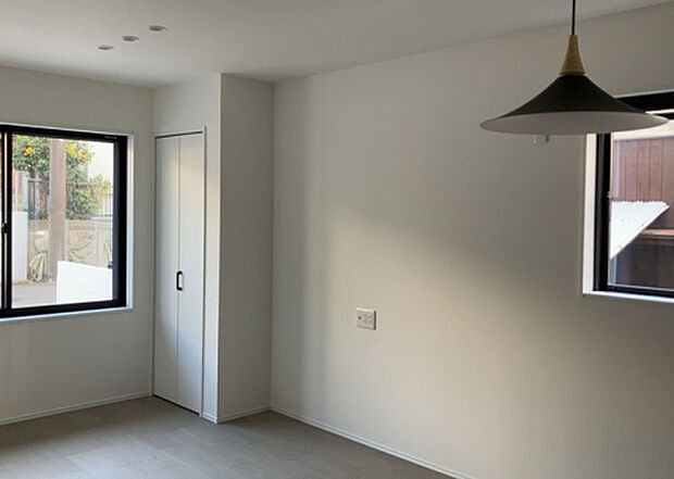 リビングの間取りの種類は大きくわけてリビングとダイニングが別になっているタイプ、リビングダイニング一体型です。どちらも一長一短ですので、家を選ぶ時はその両面をチェックして決めるようにしましょう。