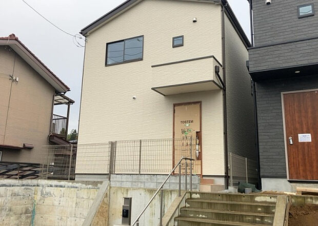 住宅用の土地では前面道路に2m以上接していなければならないと法律で定められています。しかし、お持ちの車のサイズやライフスタイルなどにより、2mでは利便が悪い場合もございますので、事前に確認しましょう。