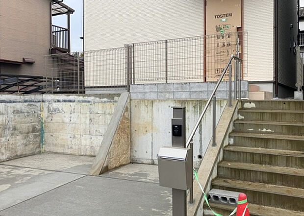 木造住宅とは土台、壁、柱など建築物の強度を支える構造体の材に木が使用されている構造を指します。構造体は建物の自重を支えるだけではなく風圧や水圧、積裁荷重などあらゆる衝撃に耐えるための基礎です。