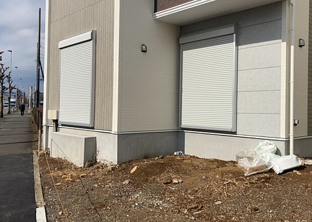 木造住宅とは土台、壁、柱など建築物の強度を支える構造体の材に木が使用されている構造を指します。構造体は建物の自重を支えるだけではなく風圧や水圧、積裁荷重などあらゆる衝撃に耐えるための基礎です。