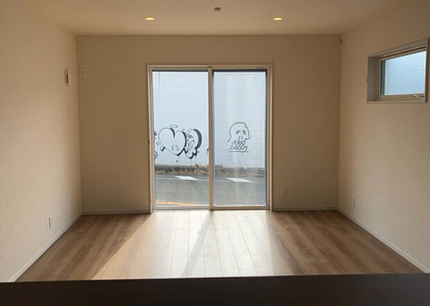 リビングの間取りの種類は大きくわけてリビングとダイニングが別になっているタイプ、リビングダイニング一体型です。どちらも一長一短ですので、家を選ぶ時はその両面をチェックして決めるようにしましょう。