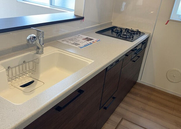 標準的なシステムキッチンの横幅は、165cm～300cm程度です。2100・2400・2550・2700などミリ単位で表記されます。普段どのように料理をするのかを想定しながら合ったサイズを選びましょう