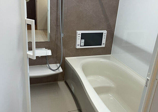 入浴時の快適さも大事なことですが、綺麗な状態を維持できなければ気持ちよく入浴できません。毎日の掃除が楽という点は大事なポイントになります！カビが生えにくく掃除がしやすい、壁や浴槽を選ぶといいでしょう。